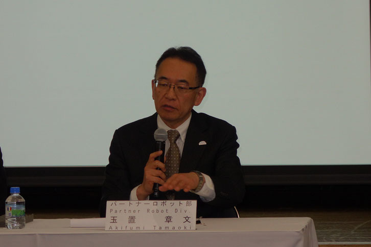 商品の概要説明を行ったトヨタ自動車 パートナーロボット部の玉置章文部長。リハビリ用だけでなく、社会の役に立つパートナーロボットをどんどん送り出していきたいと語った。