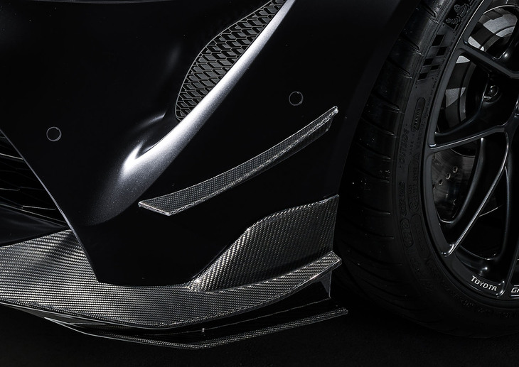 エアロパーツには、競技用車両「GT4」との共通点が見てとれる。写真はフロントのカーボン製スポイラーおよびカナード。