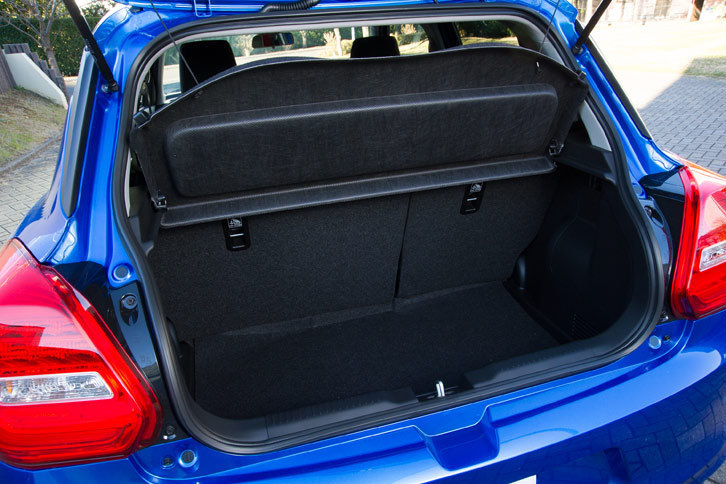 荷室の容量は従来モデルより55リッター大きい265リッター。荷物を出し入れしやすいよう、開口部の形状も見直された。