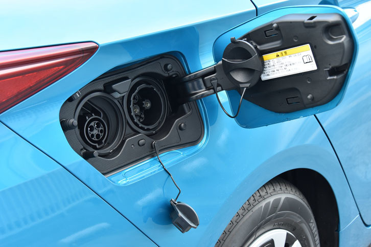 「プリウスPHV」の車体右側後部にある給電口。普通充電用（写真左）と急速充電用（同右）の2タイプが用意される。
