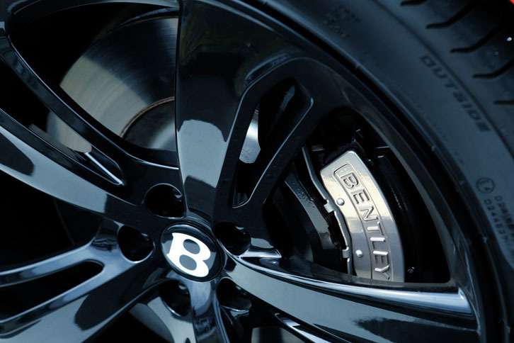 ブラック仕上げの5スポーク21インチアルミホイール。ブレーキキャリパーは、写真のブラックのほかに、レッドも選択できる。