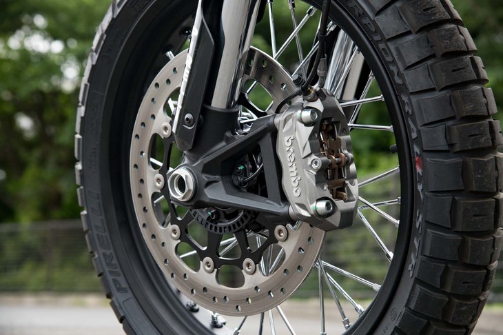 フロントはアルミ製のスポークホイールと19インチのピレリのコンビネーション。ブレーキはシングルながら、ブレンボの4ピストンタイプがおごられる。