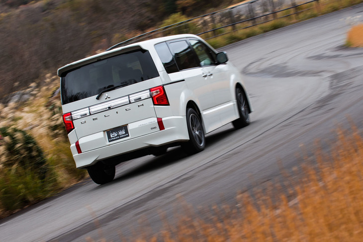走りはじめてすぐに気が付いたのは、従来型とは発進加速がまるで違うこと。エンジンのトルクアップに加えて、1速のギア比が低められたことが大きいようだ。