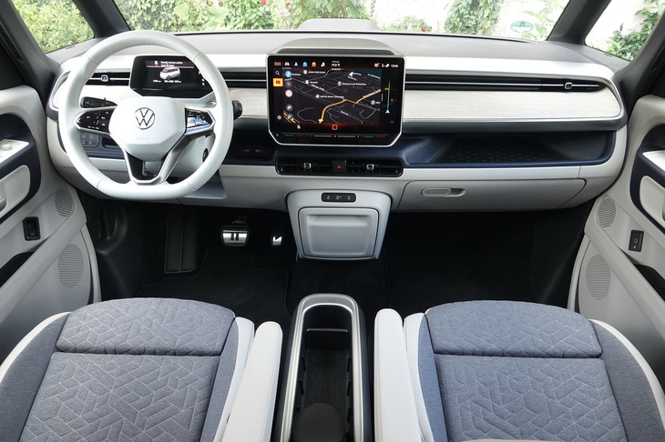 「ID. Buzzプロ ロングホイールベース」のコックピット。水平基調のダッシュボードの中央に置かれた10インチサイズのタッチスクリーンが目を引く。スイッチ類や突起物が少なく、モダンな印象だ。