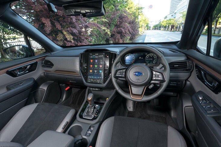 大きなウィンドウによる抜群の視界のよさは、「フォレスター」伝統の美点だ。新型ではワイパーなども車内から見て隠れるように配置し、よりスッキリした前方視界が追求された。