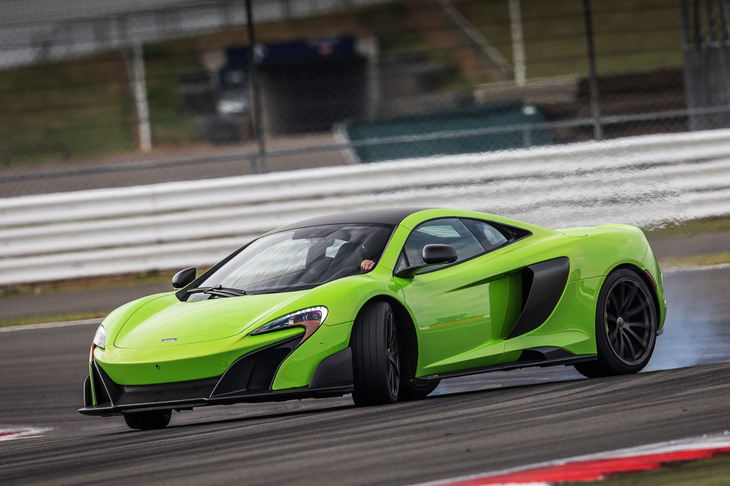 2015年にデビューした「マクラーレン675LT」。「650Sクーペ」をベースにエンジンの高出力化と大幅な軽量化、空力性能の向上を通して動力性能を高めたストイックな高性能バージョンだった。