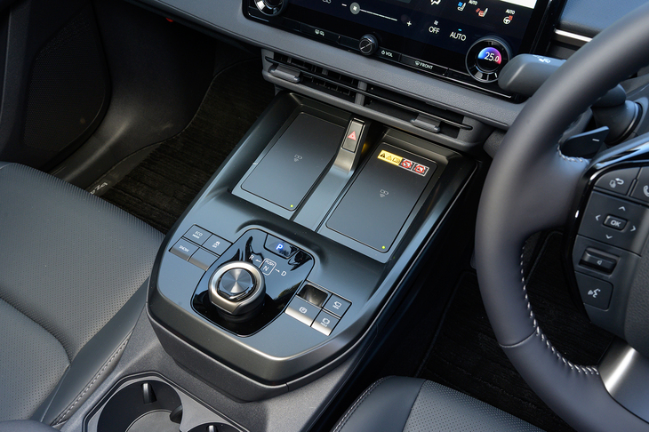 センターコンソールにはダイヤル式のシフトセレクターとスマートフォンのワイヤレスチャージャー（2つ）を装備。これまでチャージャーは1つしか付けられず、それもオプション（1万3200円）だった。