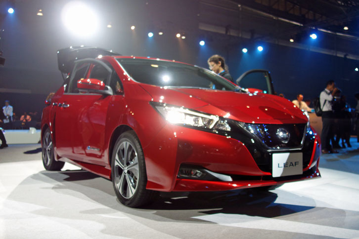 鮮烈な印象を与える「ラディアントレッド」。