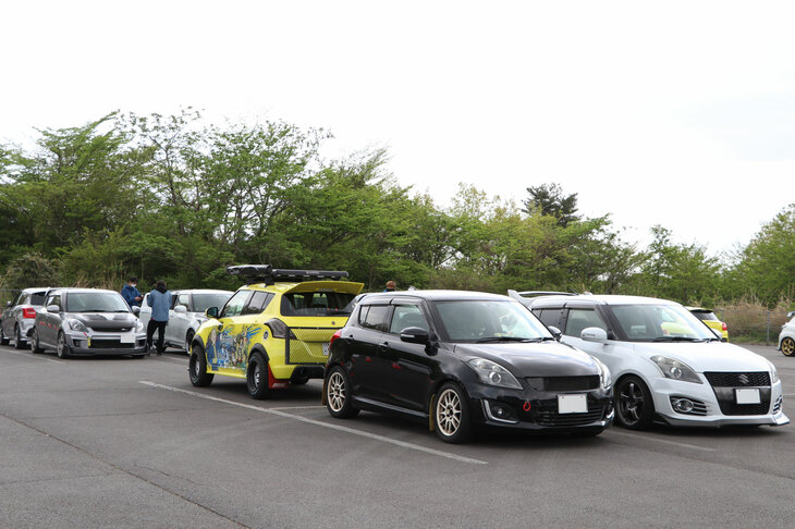 高性能かつ手ごろな価格で人気上昇中の「スズキ・スイフトスポーツ」のオーナーズミーティング「MFF2023 スイフト オーナーズミーティング」には、個性豊かなスイフトが大集結。エリア内には、トラストがチューニングを手がけたデモカーも展示され、オーナーの関心を集めていた。