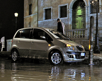 フィアット復活物語 第5章「“海を走るパンダ”“離島限定パンダ”――変化球的プロジェクト」（大矢アキオ）