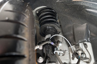 フロントに装備される、STIが独自の調律を加えた「日立Astemo製SFRDフロントダンパー」。サスペンションストロークの大きさによって油圧経路が切り替わり、小さなストローク域では柔軟に動いて振動を低減。大きなストローク域では硬さを増してしっかりと車体を支える。