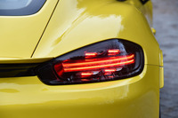 リアコンビランプのデザインも、これまでの6気筒モデルとの相違点。4灯式の、より個性的な意匠が採用された。