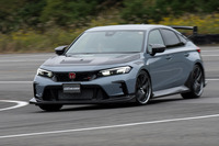 「Gr.B」と呼ばれる用品群が装着された「シビック タイプR」。サーキットでの走行性能アップをねらったもので、レーシングドライバーの野尻智紀選手も開発に携わった。