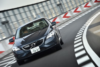 「V40」の駆動方式は、グレードに関わらず全車FF。日本仕様車のハンドル位置は右のみとなる。