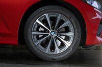 18インチのタイヤ＆ホイールを装着する「Mスポーツ」に対し、「エクスクルーシブ」には17インチアルミホイールと225/50R17サイズのタイヤが装着される。