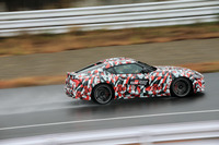 今回の試乗は、雨天の下、千葉県の袖ヶ浦フォレストレースウェイで行われた。