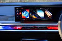 ドライブモードには「パーソナル」「スポーツ」「エフィシエント」「エクスプレッシブ」「リラックス」「シアター」等のモードを用意。モードに応じてパワートレイン／ドライブトレインの制御が切り替わるほか、イルミネーションが変化したり、マッサージ機能やサンシェードといった快適装備が作動したりする。