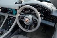 16.8インチのフル液晶のメーターを筆頭に、インターフェイスはほとんどをデジタル化。灯火類の操作までタッチ式だ。