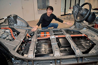 「ホンダe」のプラットフォーム。床下に駆動用のリチウムイオンバッテリーが敷き詰められている。「アフィーラ」の市販モデルはどんなパフォーマンスを有しているのか、そして隠し玉はあるのか。今から正式発表が楽しみだ。（写真＝池之平昌信）