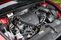 「クラウン クロスオーバー」には2.4リッターターボエンジンを核とした「デュアルブーストハイブリッドシステム」を搭載。エンジンカバーには「TURBO」ロゴが刻まれる。