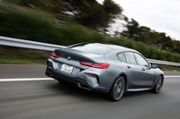 減衰力連続可変式のアダプティブサスペンションを標準装備。コーナリング時のロールを抑制する電子制御式のアクティブスタビライザーも備わる。