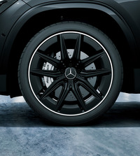 ブラックでドレスアップした限定車「メルセデスAMG GLA35 4MATICブラックマスターピース」発売の画像