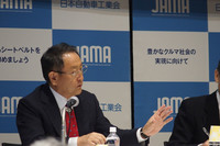 質疑応答に応える豊田章男会長。「交通事故死の総数は減っているが、先進技術の普及をはじめ、道を使うすべての人が当事者意識を持つことによって、その数をゼロにしたい」と述べた。