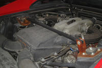 筆者の「348tb」にはリア側のサブフレーム上部にタワーバーを取り付けて補強していた。