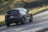 JC08モード燃費の数値は14.2km/リッターと、従来型よりも0.4km/リッター悪化しているが、マツダによれば実用燃費は5％程度向上しているという。約300kmを走行した今回のテストでの満タン法燃費は8.9km/リッターだった。