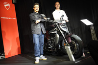 ドゥカティジャパンのマッツ・リンドストレーム社長（写真右）と、ドゥカティで「XディアベルV4」のプロダクトスポンサーを務めるロッコ・カノーサ氏（同左）。