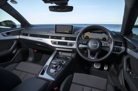 高い機能性とクラフトマンシップが同居するインテリア。インストゥルメントパネルは水平基調のデザインでまとめられており、広々とした印象が強調されている。