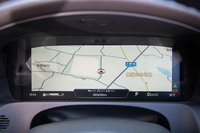 メーターパネルはフル液晶タイプを採用。写真はマップを最大限に大きく表示させたところ。センターのナビ画面と同等のサイズで閲覧できる。