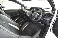 「アクア“GRスポーツ”」（プロトタイプ）のインテリア。ほかの“GRスポーツ”と同様、シックなカラーでコーディネートされている。