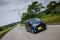 試乗車のボディーカラーには、マイナーチェンジで新たに設定された「レーザーブルークリスタルシャイン」が用いられていた。