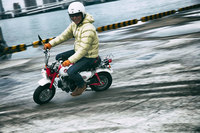 カタログ上の燃費は100km/リッターと、まさかの3ケタ！ 速度計には60km/hまで目盛りが刻まれているが、もちろん公道ではそんなにスピードを出してはいけないし、そもそもそんなにスピードは出ない。