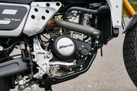 エンジンはヤマハの子会社であるモトーリ・ミナレリ製の水冷4ストローク単気筒。124.45cc、249.6cc、449ccの3種類のエンジンが用意される。