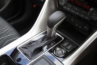 トランスミッションも「デリカD：5」と同じアイシン・エィ・ダブリュ製の8段AT。シフトノブの形状は、CVTを搭載するガソリンモデルと変わらない。