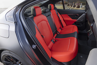 ボディーの全長が5095mmもあるため、後席の広さはご覧のとおり。フロントよりも赤いレザーの使用面積が広く、長時間見続けると目の疲れが顕著だ。