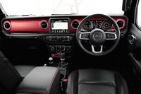 機能性と操作性が追求された「ラングラー アンリミテッド ルビコン」のインストゥルメントパネル。車体の傾きが認識しやすいよう水平基調のデザインが採用されている。