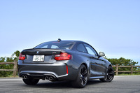 拡幅されたフェンダーパネルが筋肉質なフォルムを形成する。試乗車のボディーカラーは「ミネラル・グレー」。