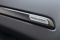 助手席前方には、「RENAULT SPORT」エンブレム付きのカーボン調プレートが装着される。