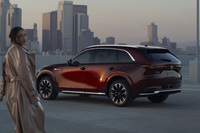 日本に導入される「CX-80」は、北米で販売される「CX-90」（写真）のナローボディー版といわれている。2023年現在北米では、CX-90に加えて「CX-30」「CX-5」「CX-50」の3種類のSUVがラインナップされている。