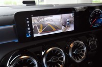 車両周辺の様子が容易に確認できる「360度カメラシステム」は、ヘッドアップディスプレイなどとのセットオプションとして提供される。