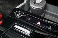 ドライブモードのセレクトスイッチは、センターコンソールに配置。基本となるドライブモードは「バランス」「ダイナミック」「コンフォート」「エフィシェンシー」「オフロード」に、カスタマイズモードの「インディビジュアル」を加えた6種類で、さらにタッチスクリーン操作で「エフィシェンシープラス」「オフロードプラス」も選択できる（後者は「アダプティブエアサスペンション スポーツ」装着車のみ）。