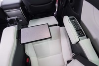 こちらは2列目シートからの眺め。格納式テーブルやオットマンのほか、天井には読書灯も備わる。右のアームレスト内には集中コントロールスイッチが格納されている。
