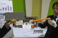 初代「プリウス」のバッテリーパック（写真右）は、単1乾電池を6つ直列につなげた形状。後期型から角形になり（同左）、電極材料の変更などで充放電性能を高めた。