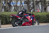 ライディングポジションは、街乗りからサーキット走行まで対応する自由度の高さが特徴。高速走行時にライダーが伏せやすく、またハングオンなどもしやすいよう、ガソリンタンクの形状も工夫されている。