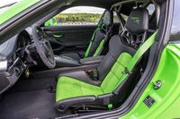 CFRP製バケットシートが強烈な横Gに対してもドライバーを確実にサポートする。