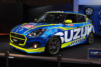 スズキのコンセプトカー「スイフト レーサーRS」。スズキは2016年にもMotoGPモデルをモチーフにした「アルト ワークスGP」を出展している。
