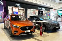 左の「MG ZS」は1.5リッター自然吸気エンジンと1リッターターボエンジンの2本立て。右はEVの「MG4」。最上級モデルはAWDで、最高出力は320kW（435PS）に達する。